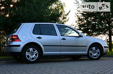 Хетчбек Volkswagen Golf 2001 в 