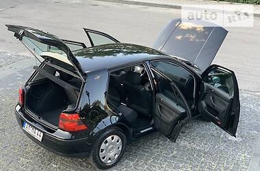 Хетчбек Volkswagen Golf 2001 в 