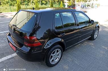 Хетчбек Volkswagen Golf 2001 в 