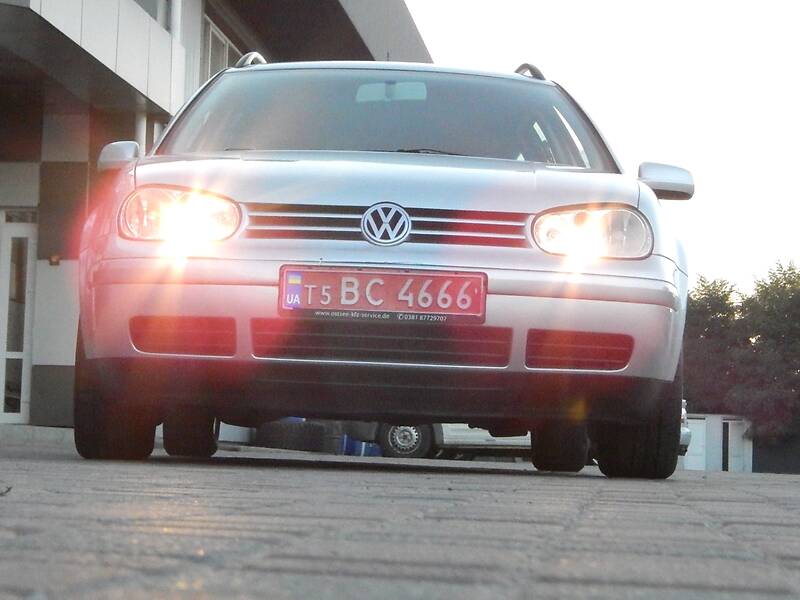 Універсал Volkswagen Golf 2002 в Сарнах