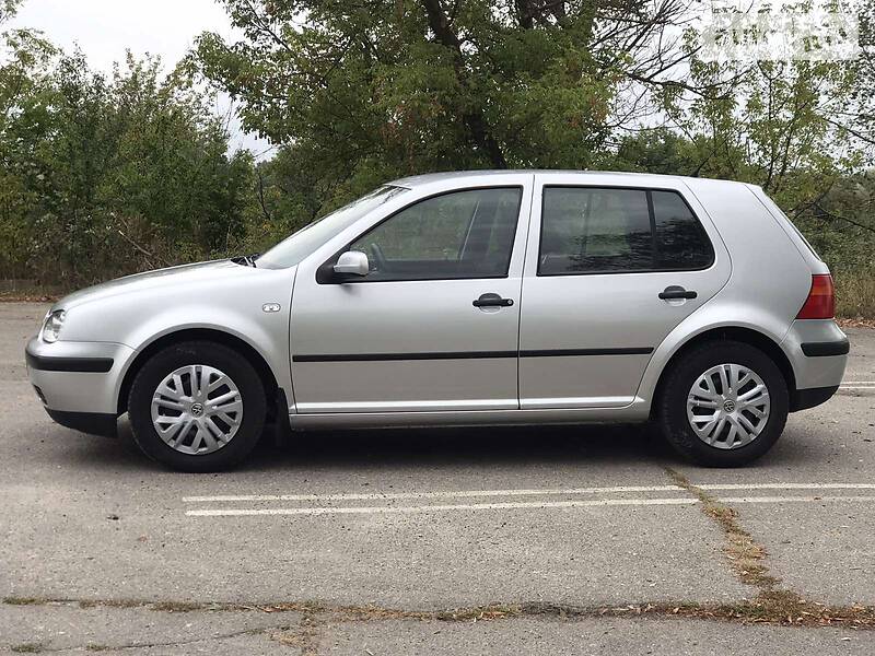 Хетчбек Volkswagen Golf 2001 в Сумах