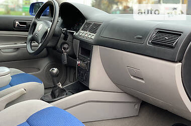 Хетчбек Volkswagen Golf 2001 в 