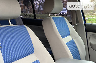 Хетчбек Volkswagen Golf 2001 в 