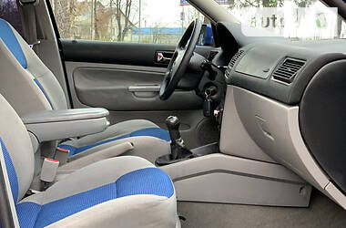 Хетчбек Volkswagen Golf 2001 в 