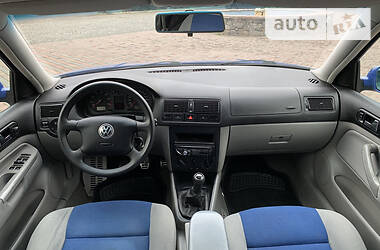 Хетчбек Volkswagen Golf 2001 в 