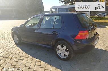 Седан Volkswagen Golf 2001 в Чернівцях