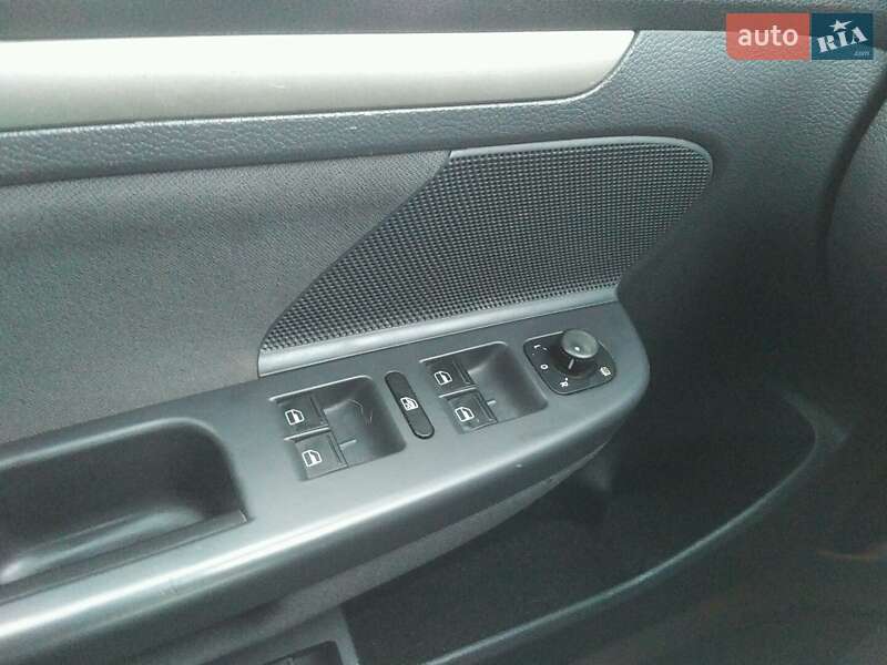 Хэтчбек Volkswagen Golf 2008 в Ровно