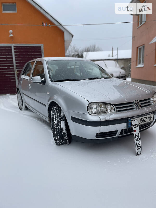 Хэтчбек Volkswagen Golf 2000 в Сваляве