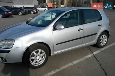 Хэтчбек Volkswagen Golf 2004 в Киеве