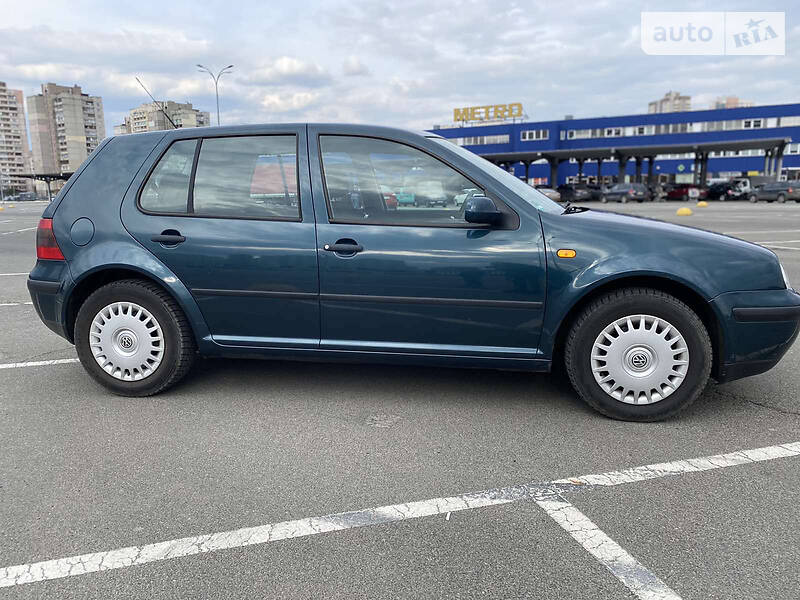 Хэтчбек Volkswagen Golf 2002 в Киеве