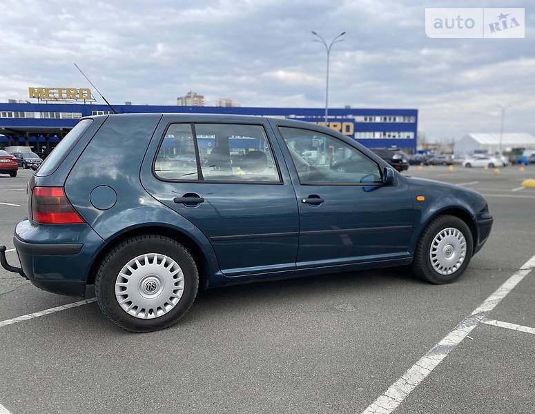 Хэтчбек Volkswagen Golf 2002 в Киеве