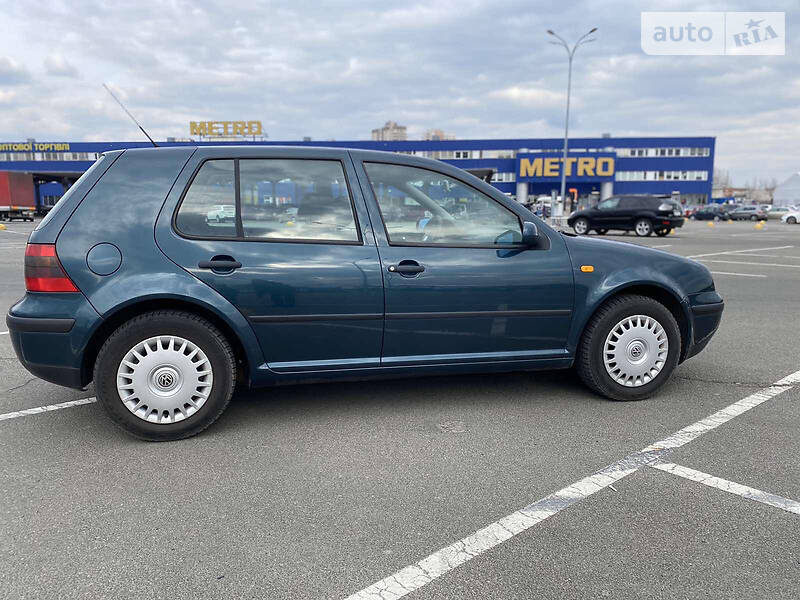 Хэтчбек Volkswagen Golf 2002 в Киеве