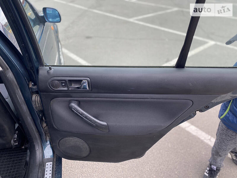 Хэтчбек Volkswagen Golf 2002 в Киеве