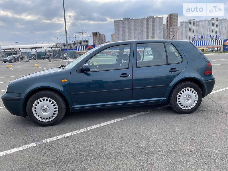 Хэтчбек Volkswagen Golf 2002 в Киеве