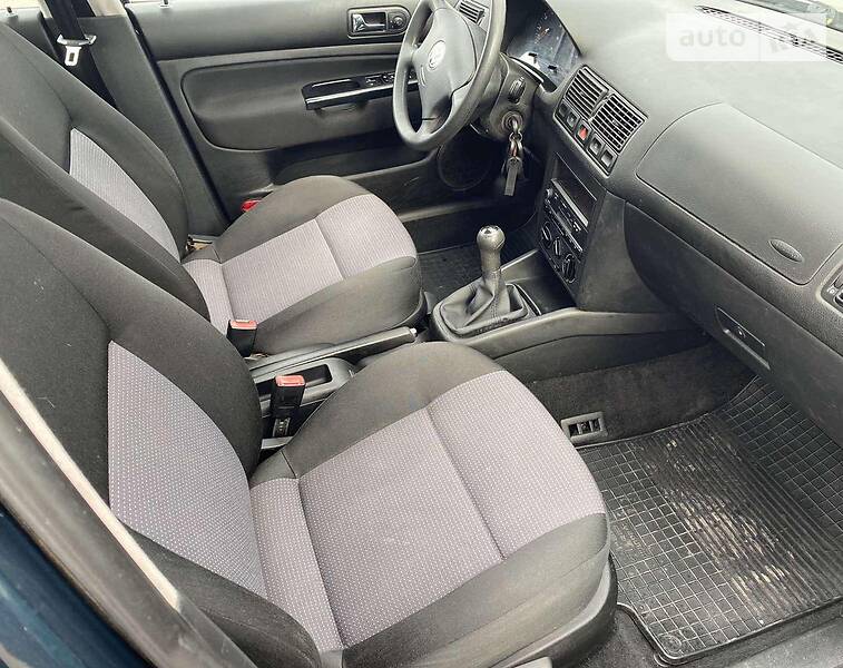 Хэтчбек Volkswagen Golf 2002 в Киеве