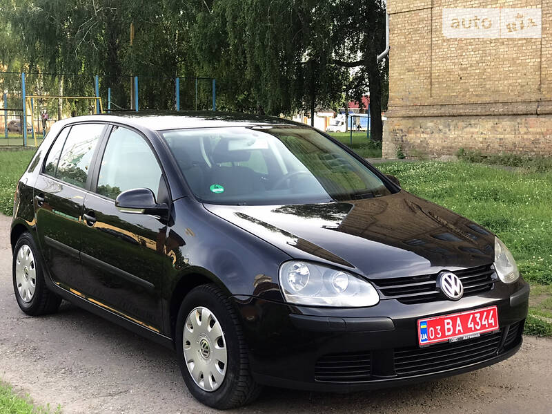 Хэтчбек Volkswagen Golf 2004 в 