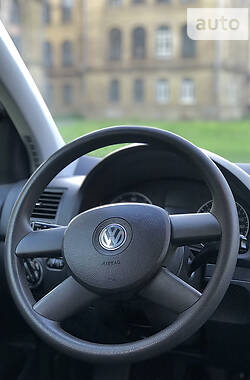 Хэтчбек Volkswagen Golf 2004 в 