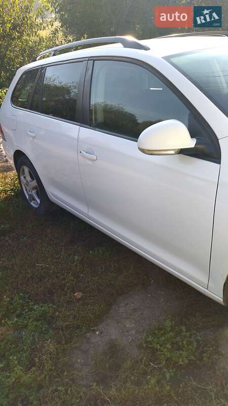 Универсал Volkswagen Golf 2012 в Глухове