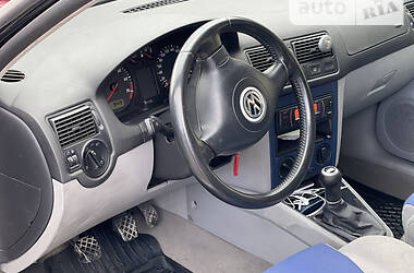 Хетчбек Volkswagen Golf 2000 в 