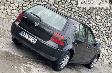 Хетчбек Volkswagen Golf 2000 в 