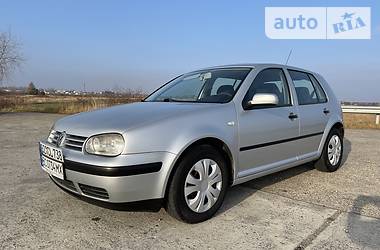 Хэтчбек Volkswagen Golf 2002 в Городке