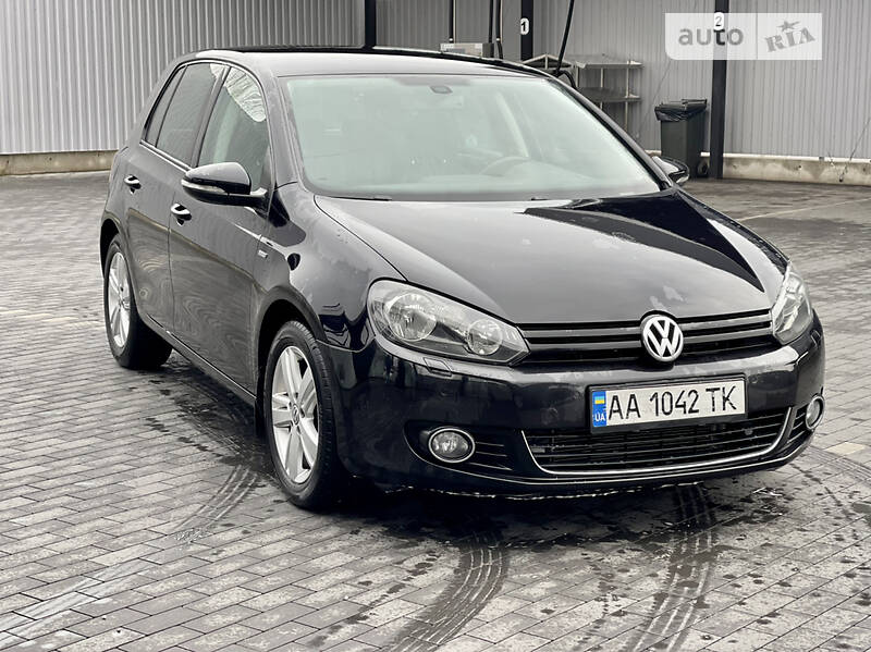 Хетчбек Volkswagen Golf 2012 в 