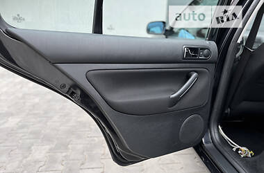 Хэтчбек Volkswagen Golf 2001 в 