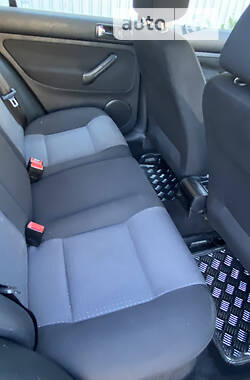 Хетчбек Volkswagen Golf 2003 в 