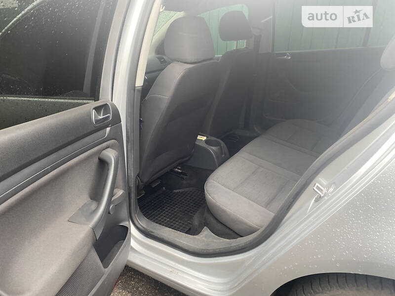 Хэтчбек Volkswagen Golf 2006 в Краснокутске