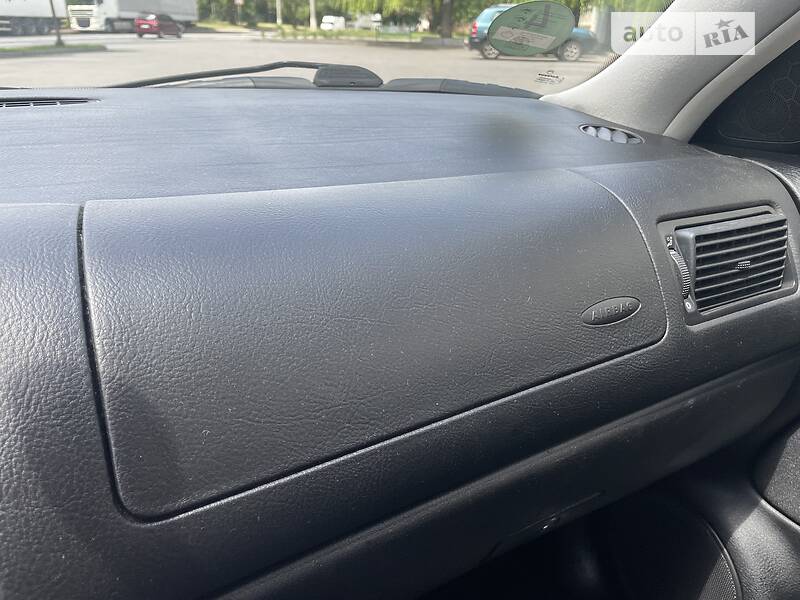Хэтчбек Volkswagen Golf 2002 в Днепре