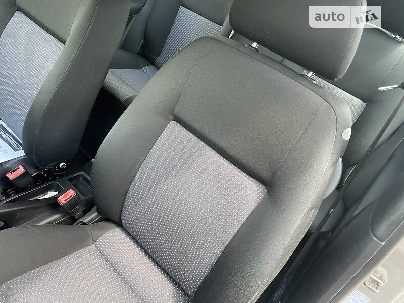 Хэтчбек Volkswagen Golf 2002 в Днепре