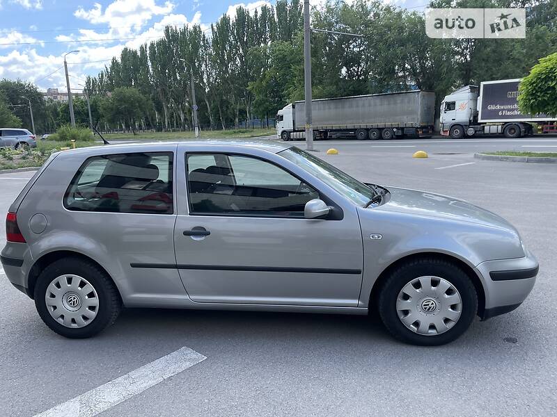 Хэтчбек Volkswagen Golf 2002 в Днепре
