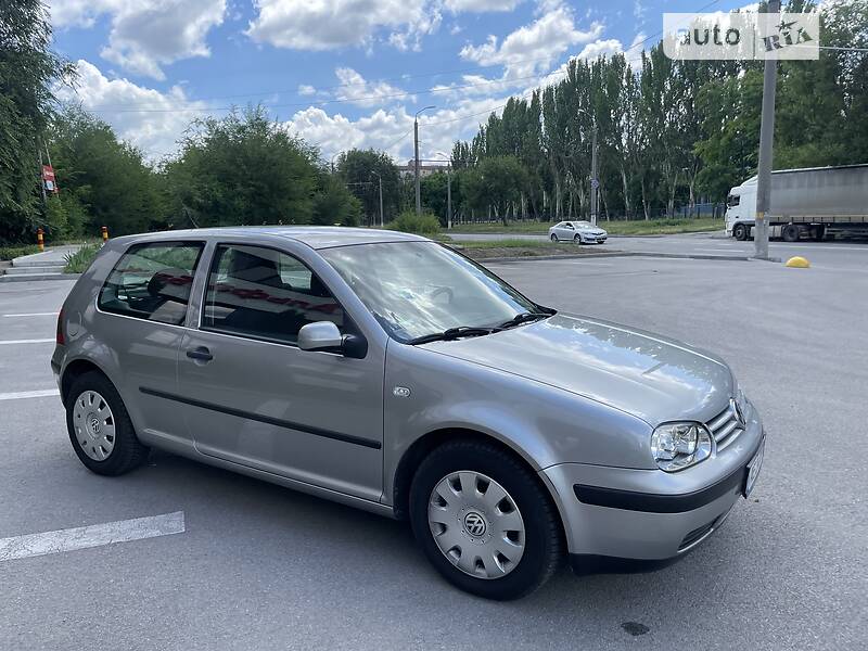 Хэтчбек Volkswagen Golf 2002 в Днепре