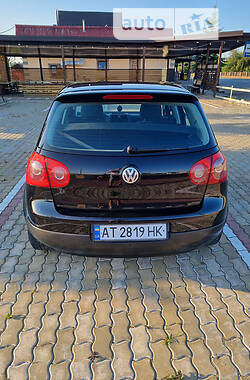 Хэтчбек Volkswagen Golf 2004 в 