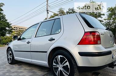 Хэтчбек Volkswagen Golf 2000 в 