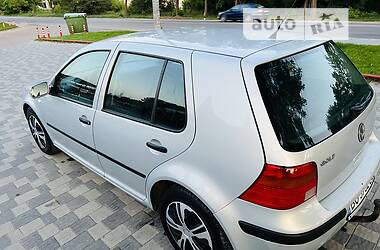 Хэтчбек Volkswagen Golf 2000 в 