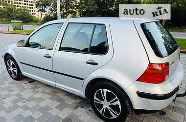 Хэтчбек Volkswagen Golf 2000 в 