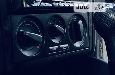 Хэтчбек Volkswagen Golf 2000 в 