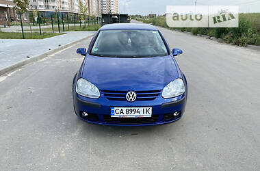 Хэтчбек Volkswagen Golf 2004 в Киеве