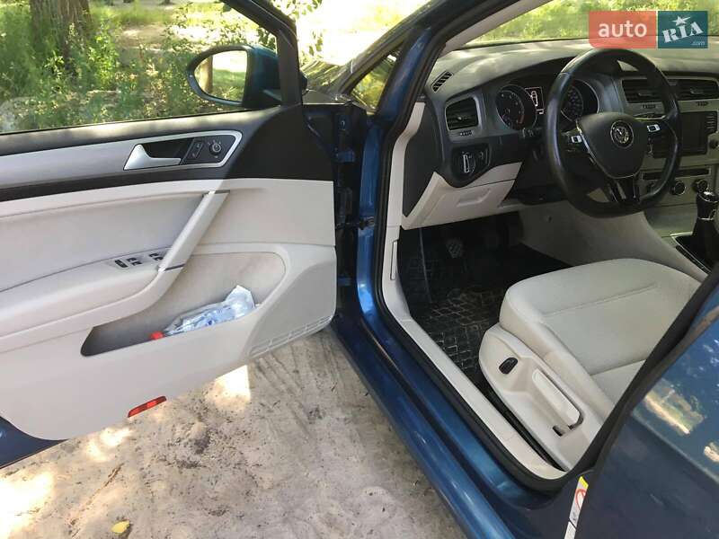 Універсал Volkswagen Golf 2016 в Зміїві