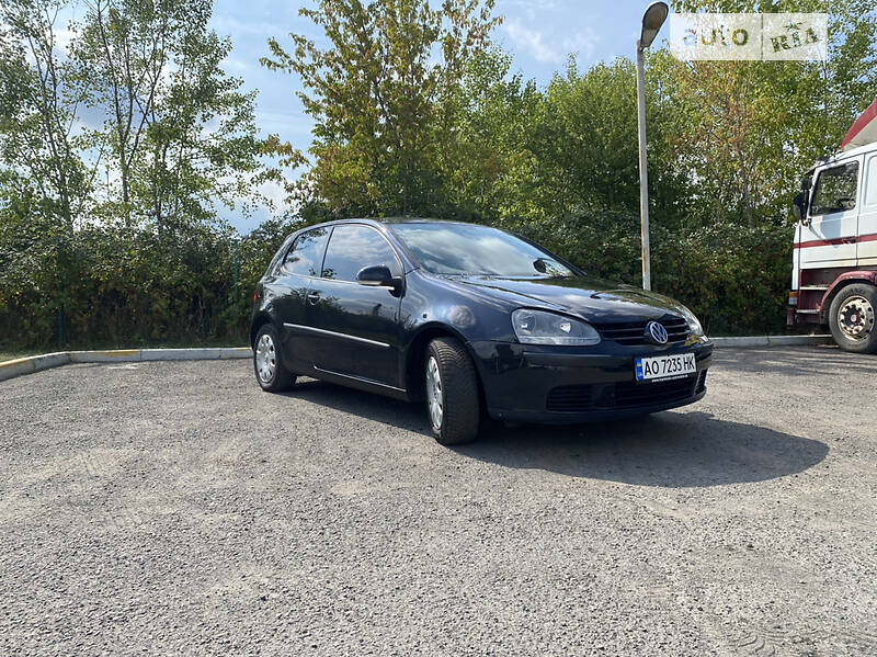 Хетчбек Volkswagen Golf 2004 в Києві