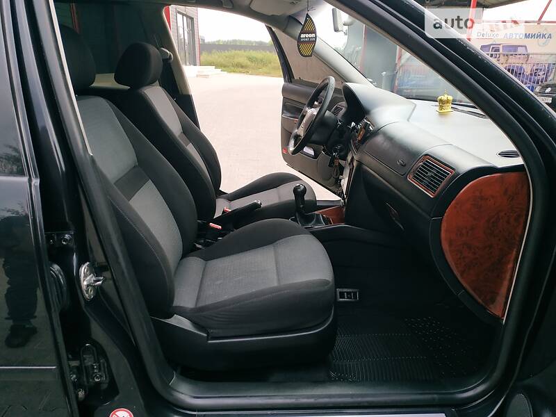 Универсал Volkswagen Golf 2004 в Черновцах