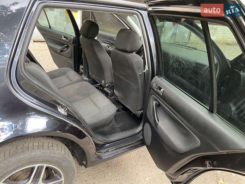 Хетчбек Volkswagen Golf 2004 в Новомосковську