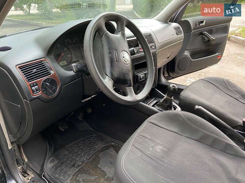 Хетчбек Volkswagen Golf 2004 в Новомосковську