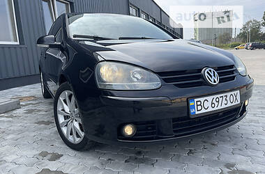 Хэтчбек Volkswagen Golf 2004 в 