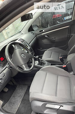 Хэтчбек Volkswagen Golf 2004 в 