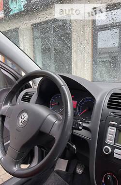 Хэтчбек Volkswagen Golf 2004 в 