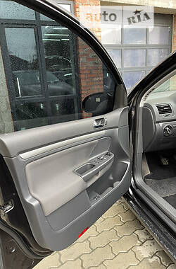 Хэтчбек Volkswagen Golf 2004 в 