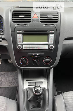 Хэтчбек Volkswagen Golf 2004 в 