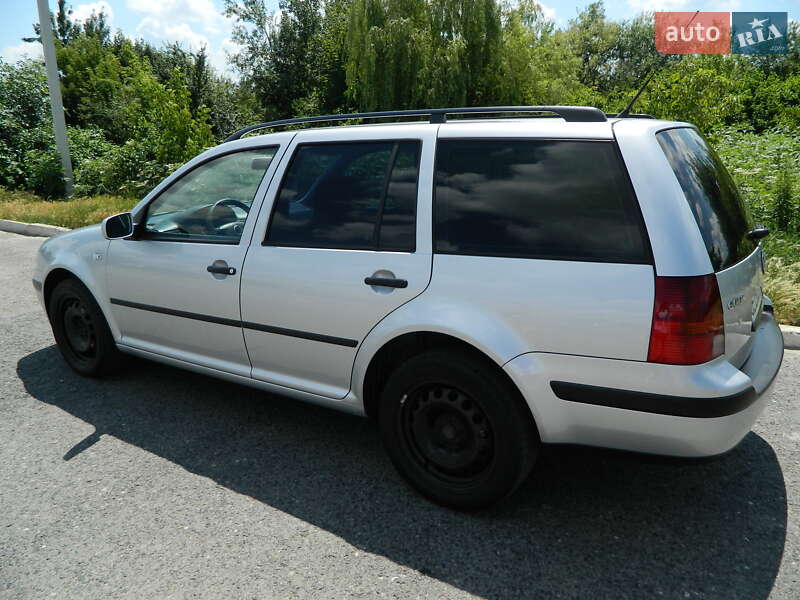 Універсал Volkswagen Golf 2001 в Чернівцях